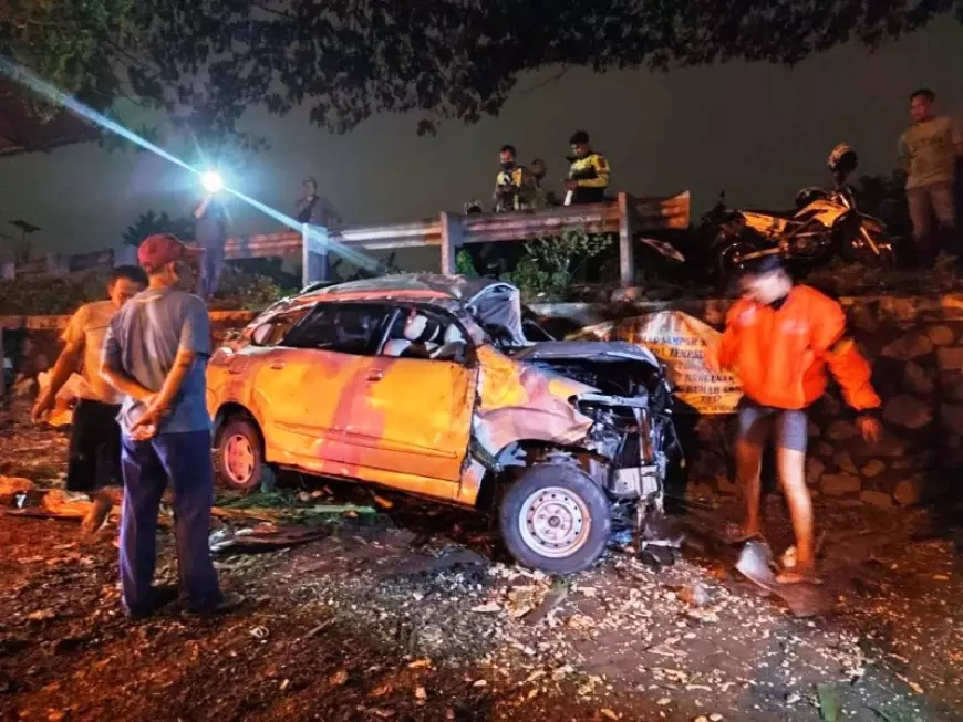 Kondisi Gelap, Mobil Xenia Kecelakaan di Bypass Mojokerto - Surabaya