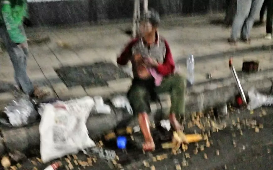 Oknum Jaksa di Surabaya Tabrak Gerobak Penjual Kacang
