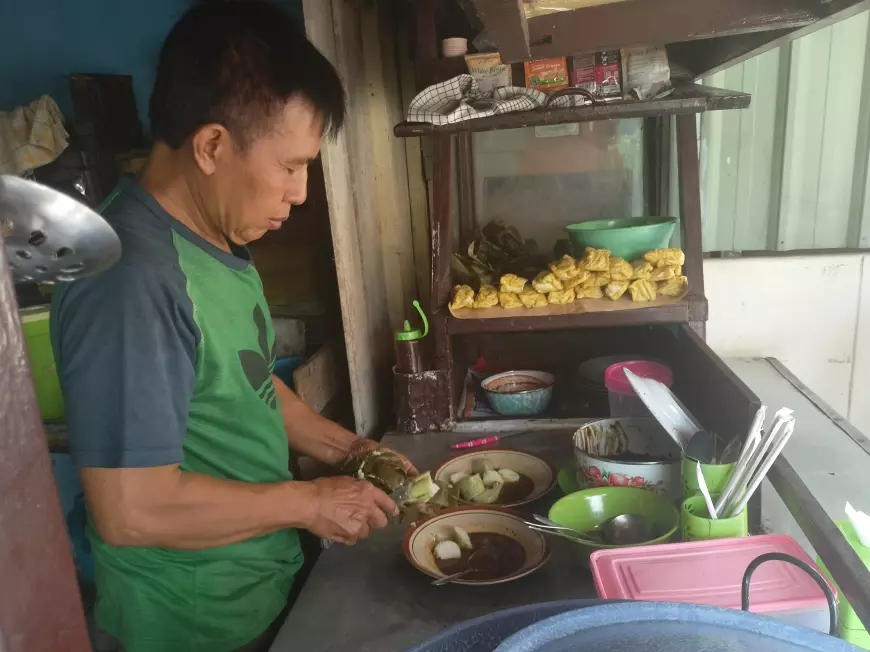 Dampak Kenaikan Harga Beras, Pedagang Lontong di Surabaya Akali Dengan Kurangi Porsi