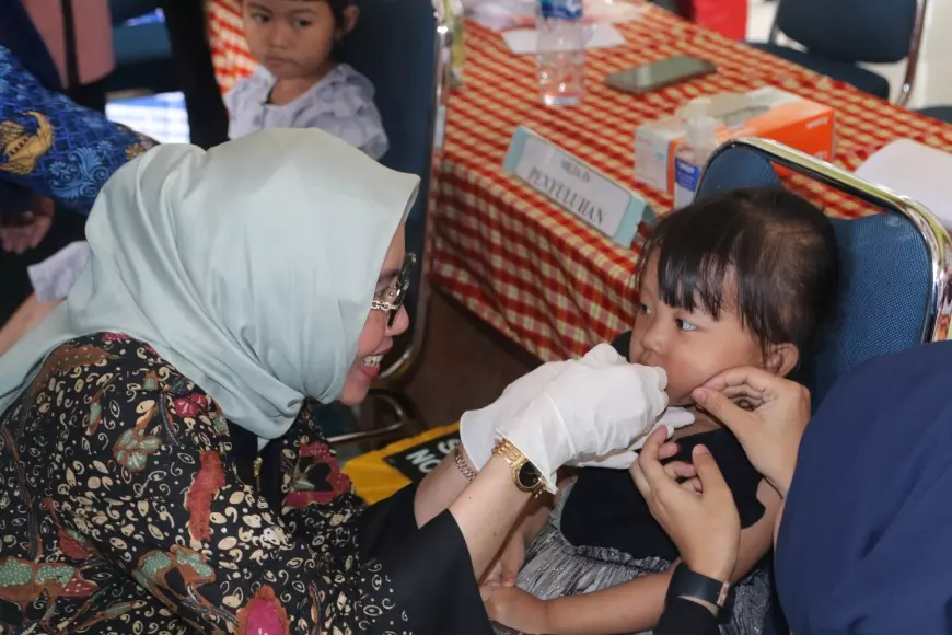 Ketua TP PKK Kabupaten Bojonegoro Tinjau Pelaksanaan Sub PIN Polio Putaran 2 di Desa Papringan  Temayang