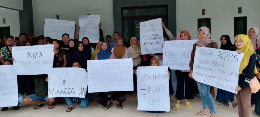 Puluhan KPPS di Bondowoso Demo Tolak Hak Angket, Ini Alasannya