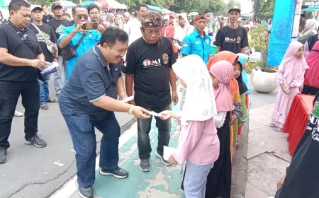Jelang Ramadan, Paguyuban PKL Di Jombang Bagi - Bagi Santunan Untuk Anak Yatim Piatu