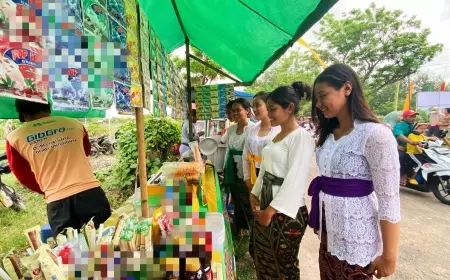 Umat Hindu Gelar Melasti di Pantai Paseban, UMKM Banjir Pembeli