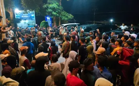 Ribuan Massa Pendukung Caleg DPR RI dari PAN Geruduk Aston Hotel