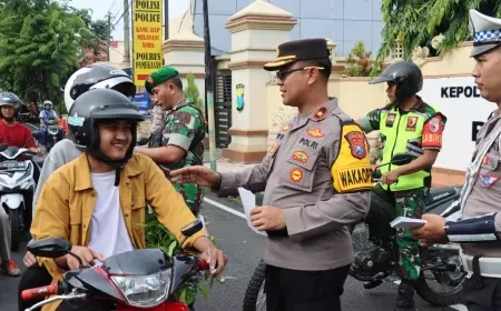 Polres Pamekasan Berbagi Brosur Himbauan Kamseltibcarlantas Operasi Keselamatan Semeru 2024