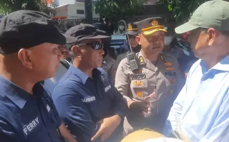 Eksekusi Gudang Jalan Kenjeran Diwarnai Aksi Dorong Massa dengan Petugas