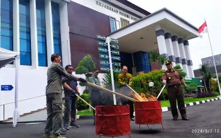 Kajari Bondowoso Musnahkan Barang Bukti Kasus Inkrah