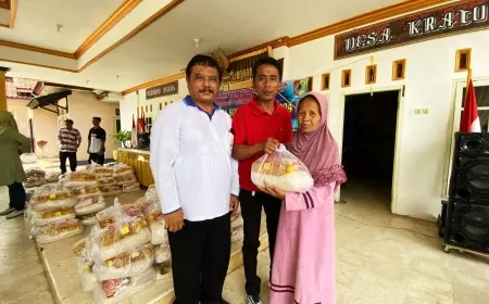 Bumdesma Kencong Jember Bagikan Sembako pada Fakir Miskin