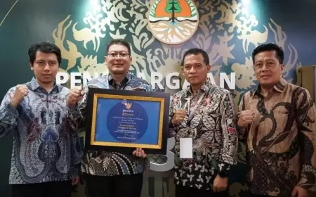 Miliki Pengolahan Sampah dan RTH Terbaik, Kota Kapanjen Terima Sertifikat Adipura