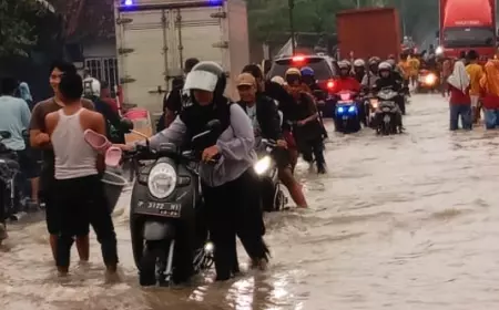 Jalur Provinsi Lumajang-Jember Lumpuh Akibat Banjir, Ratusan Motor Matik Mogok Terendam