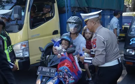 Humanis, Polres Tuban Beri Hadiah Kepada Pengendara Tertib Lalin