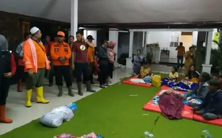 Warga Korban Banjir di Probolinggo Dievakuasi ke Kantor Kecamatan Setempat