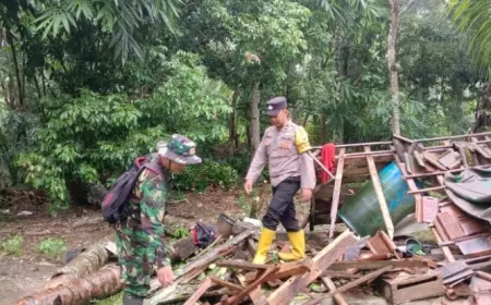 Polres Trenggalek Gerak Cepat Evakuasi dan Bersihkan Kerusakan Akibat Pohon Roboh dan Tanah Longsor