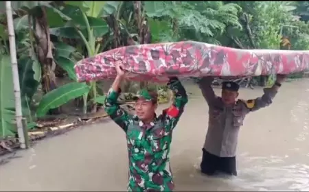 Anak Sungai Bengawan Solo Meluap, Polres Ngawi Bersama Instansi Terkait Bahu Membahu Evakuasi Warga