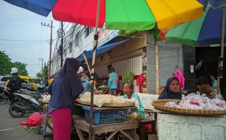 Tradisi Ziarah Jelang Puasa, Bikin Pedagang Bunga Ketiban Durian Jatuh
