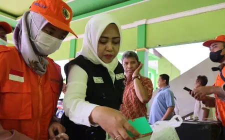 Posko Kesehatan Hadir Layani Warga Pengungsi Banjir Desa Kedung Gempol