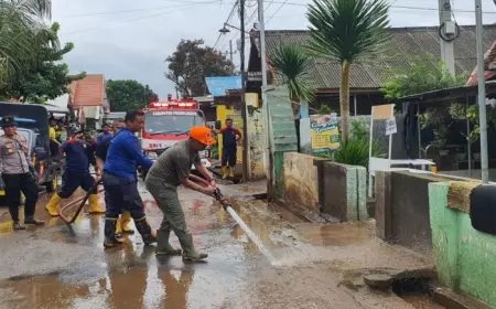 Hari Pertama Puasa, PJ Bupati Probolinggo Pimpin Kerja Bakti di Lokasi Banjir