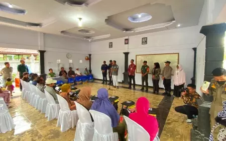 Bupati Jember Berikan J- Shodaqoh Kepada Tokoh Hindu Wringinagung