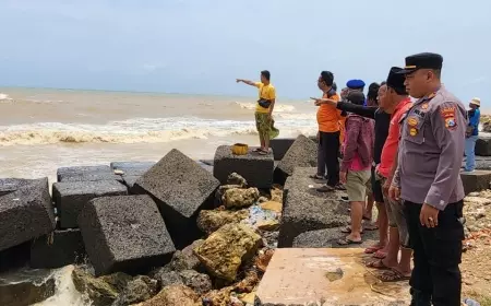Ombak Hantam Perahu Hingga Tenggelam di Pantai Utara Pamekasan
