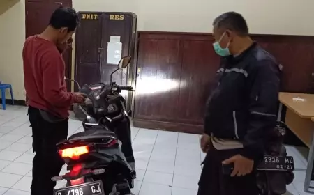 Warga Leces Geger Temukan Motor Masih Menyala di Pinggir Rel