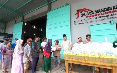 Ngabuburit Ala Pengusaha Muda Probolinggo, Bagi Sembako Untuk Kaum Duafa