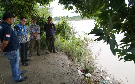 Pj Bupati Adriyanto Tinjau Rumah Terdampak Longsor Bantaran Sungai Bengawan Solo di Bojonegoro