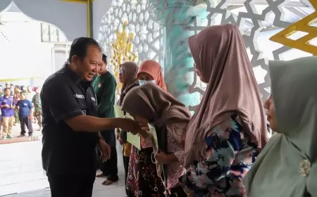 Berbagi Bahagia di Bulan Ramadan, Bupati Jember Distribusikan Bantuan Sembako