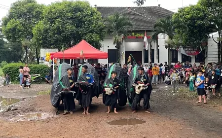 Warga Kepanjen Malang Bisa Beli Takjil Sembari Nikmati Hiburan Bantengan