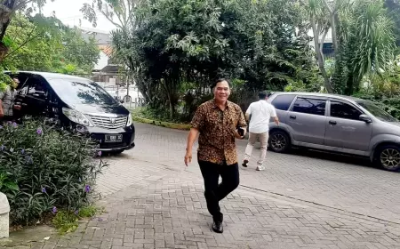 BHS Datang Dengan Nada Kesal Jadi Terlapor ke Bawaslu Kota Surabaya