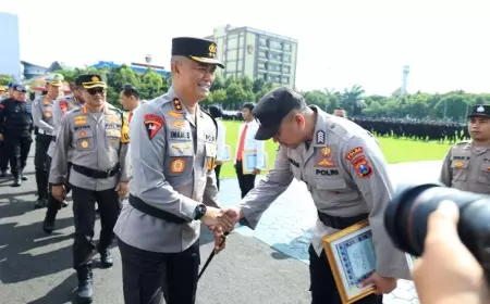 Kapolda Jatim Beri Penghargaan 35 Anggota Berprestasi Di Upacara Hari Kesadaran Nasional