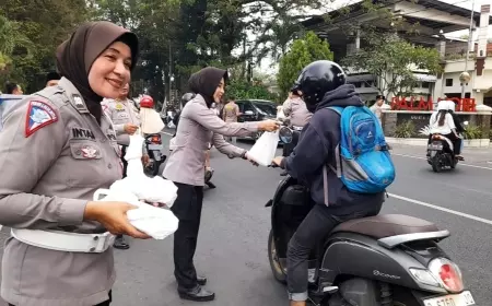 Bagi - Bagi Takjil Jadi Sarana Satlantas Polres Bondowoso Edukasi Tertib Lalu Lintas