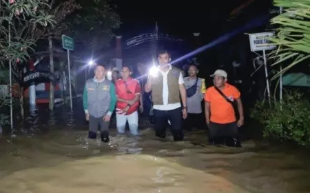 Pj Bupati Pamekasan Tinjau Lokasi Banjir dan Berikan Bantuan Makanan