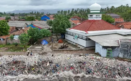 Problem Tumpukan Sampah di Pantai Teluk Labuan Selama Empat Dekade Belum Terpecahkan