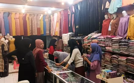 Pedagang Pasar Baru Bertahan Buka 24 Jam Cari Pembeli Saingi Platform Belanja Online