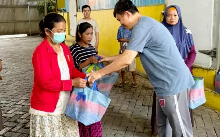RPA Milanda Broiler Berbagi Paket Sembako Gratis di Kawasan Kenjeran Surabaya