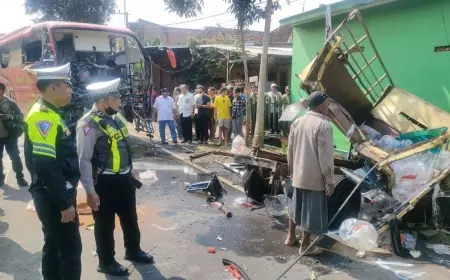 Diduga Rem Blong, Sebuah Bus di Singosari Tabrak Sejumlah Rumah, Truk dan Pemotor