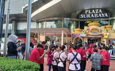 Semburat, Pengunjung Delta Plaza Surabaya Keluar Gedung Akibat Gempa