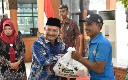 Bupati Karna Salurkan Bansos Kepada 2 Ribu Abang Becak di Situbondo