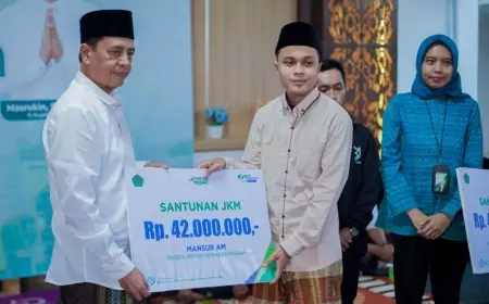 Pj Bupati Pamekasan Salurkan Santunan Kematian Guru Ngaji Rp 42 Juta kepada Ahli Waris
