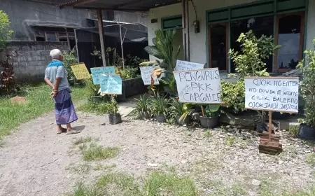 Emak - Emak Demo Perangkat Desa Di Jombang, Buntut Dugaan Penggelapan Uang Tabungan