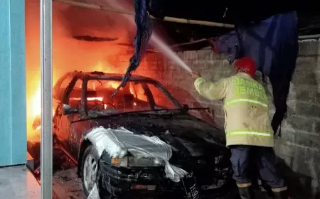 Mobil Sedan Honda Accord Milik Warga Jember Terbakar di Garasi Rumah