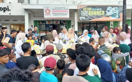DPC PIRA Bagi Takjil Juga Mengajak Memilih Pemimpin Pasuruan yang Bijak