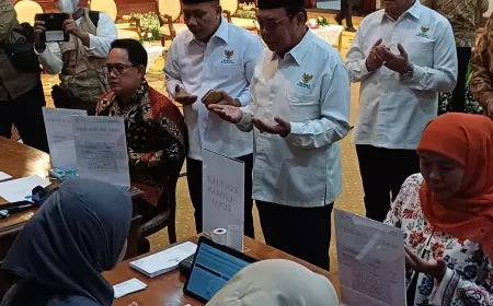 Pj Gubernur Jatim Ajak Forkopimda dan Pengusaha Tunaikan Zakat di Baznas