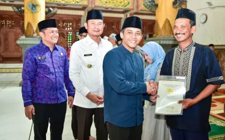 Pak Yes Dampingi Wamen ATR Serahkan Belasan Sertifikat Tanah Wakaf Gratis