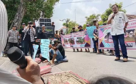 Warga Terdampak Longsor Tebing Sungai Catak Banteng Di Jombang Gelar Demonstrasi