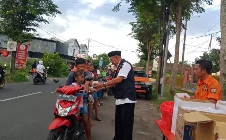BPBD Jember Sosialisasi Bencana Hidrometeorologi Sambil Bagi Takjil
