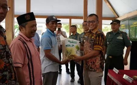 Petani di Bondowoso Terima Bantuan Benih Padi