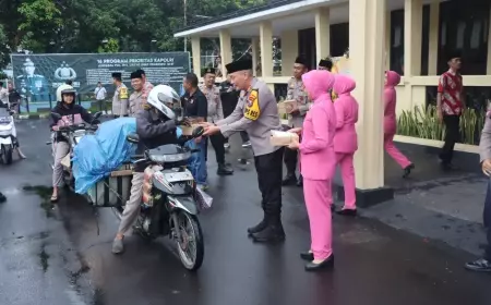 Ramadan Bulan Penuh Berkah, Polisi di Bondowoso Bagikan Takjil
