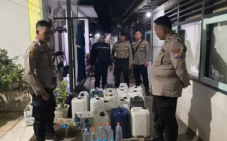 Polisi Situbondo Amankan Puluhan Jerigen Arak