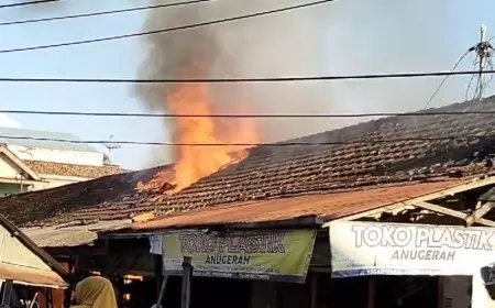 Sepuluh Kios di Pasar Waru Pamekasan Ludes Terbakar